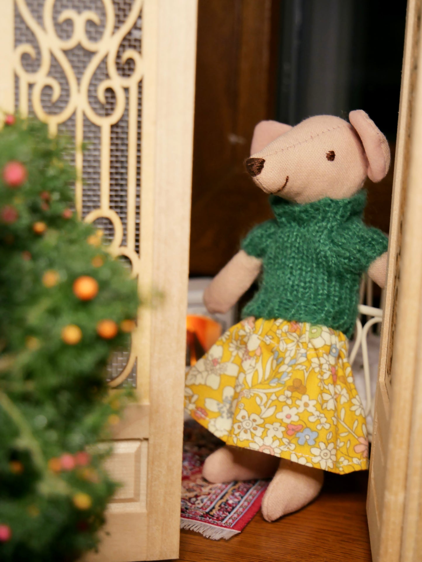 Pelytė Hana su geltonu sijonu