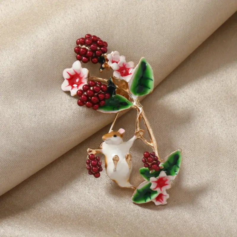 Sagė "Pelytė tarp raudonų uogelių"