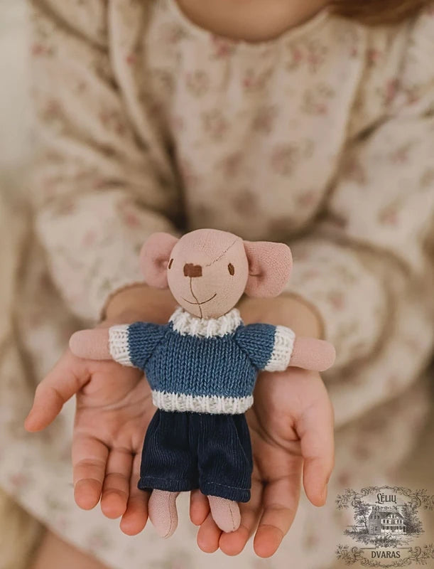 Peliukas dėdė Svirnas su megztu megztiniu