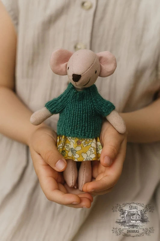 Pelytė Hana su geltonu sijonu