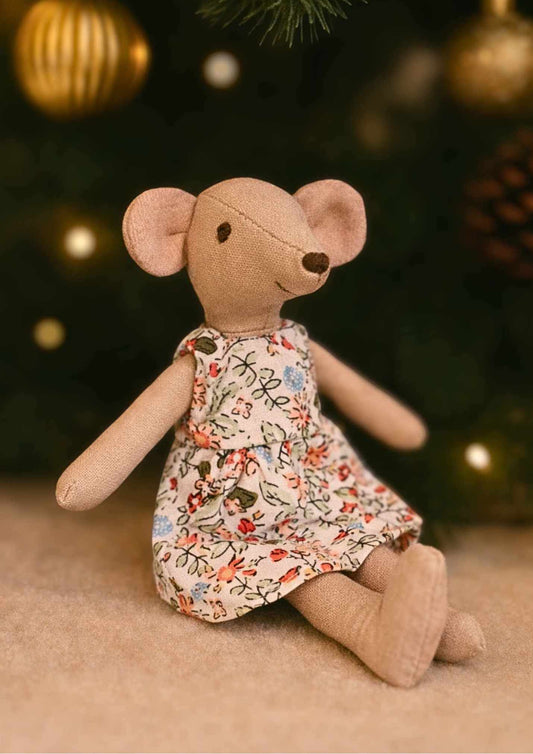 Teta Pipirė su raudonų gėlyčių suknele