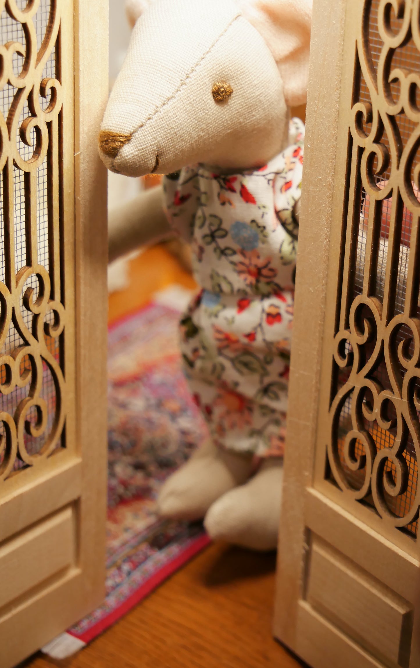 Teta Pipirė su raudonų gėlyčių suknele