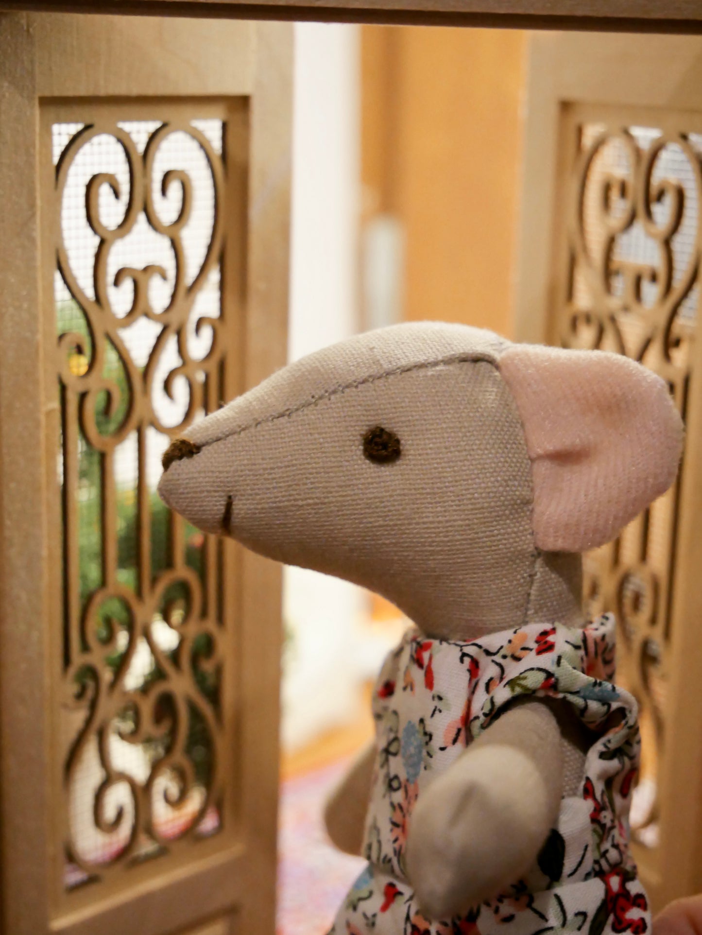 Teta Pipirė su raudonų gėlyčių suknele