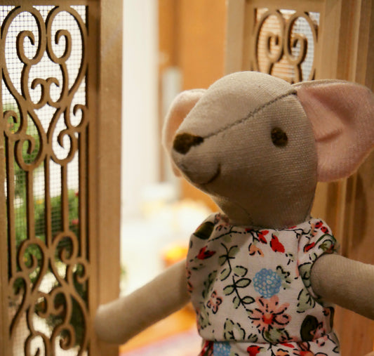 Teta Pipirė su raudonų gėlyčių suknele