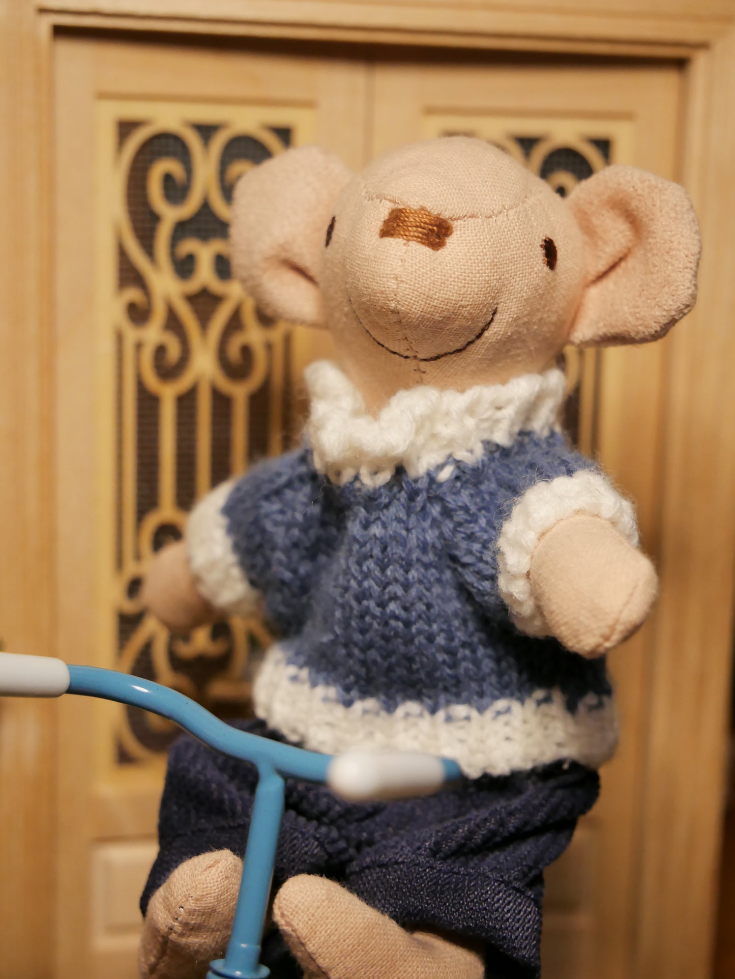 Peliukas dėdė Svirnas su megztu megztiniu