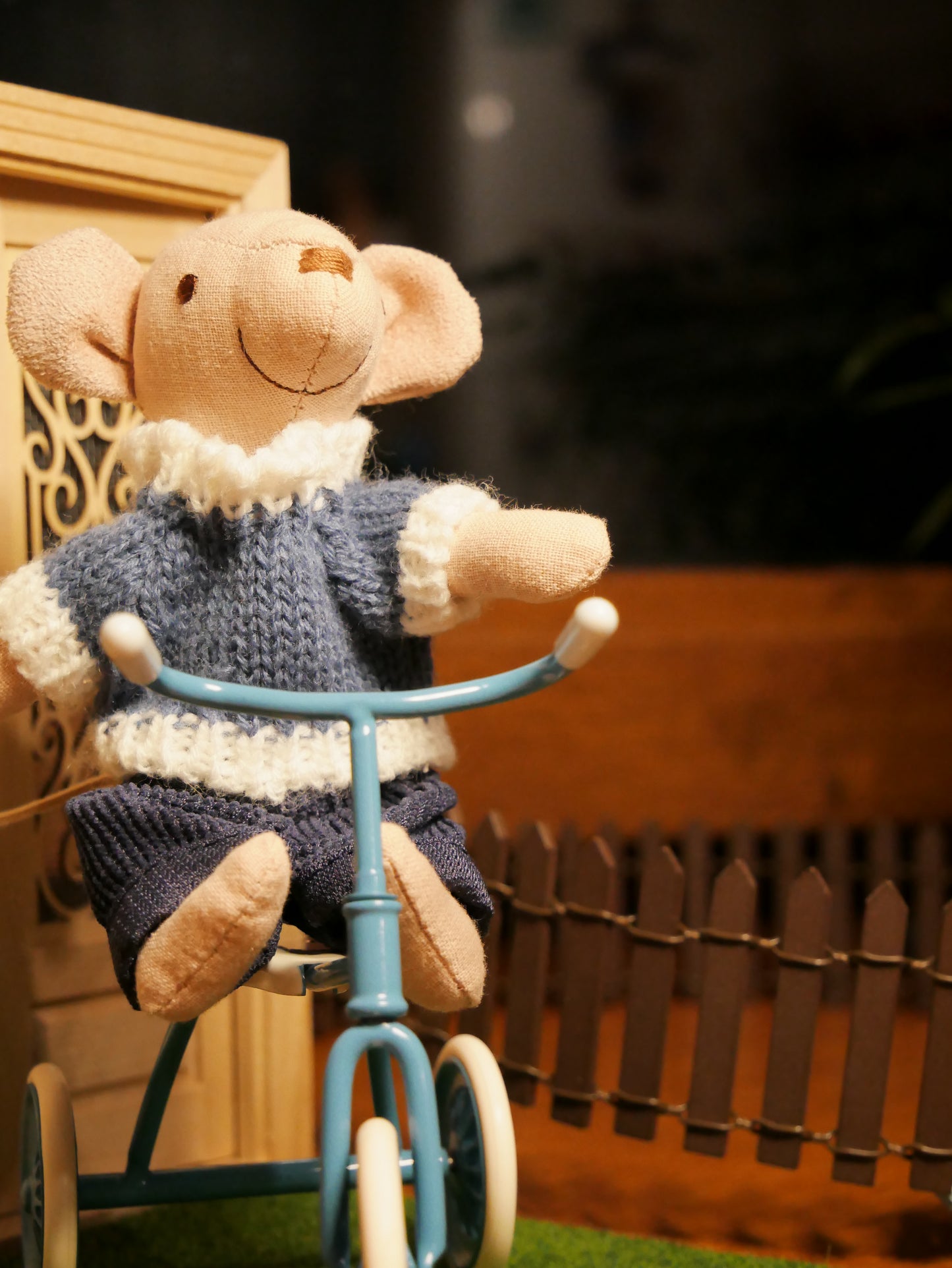 Peliukas dėdė Svirnas su megztu megztiniu