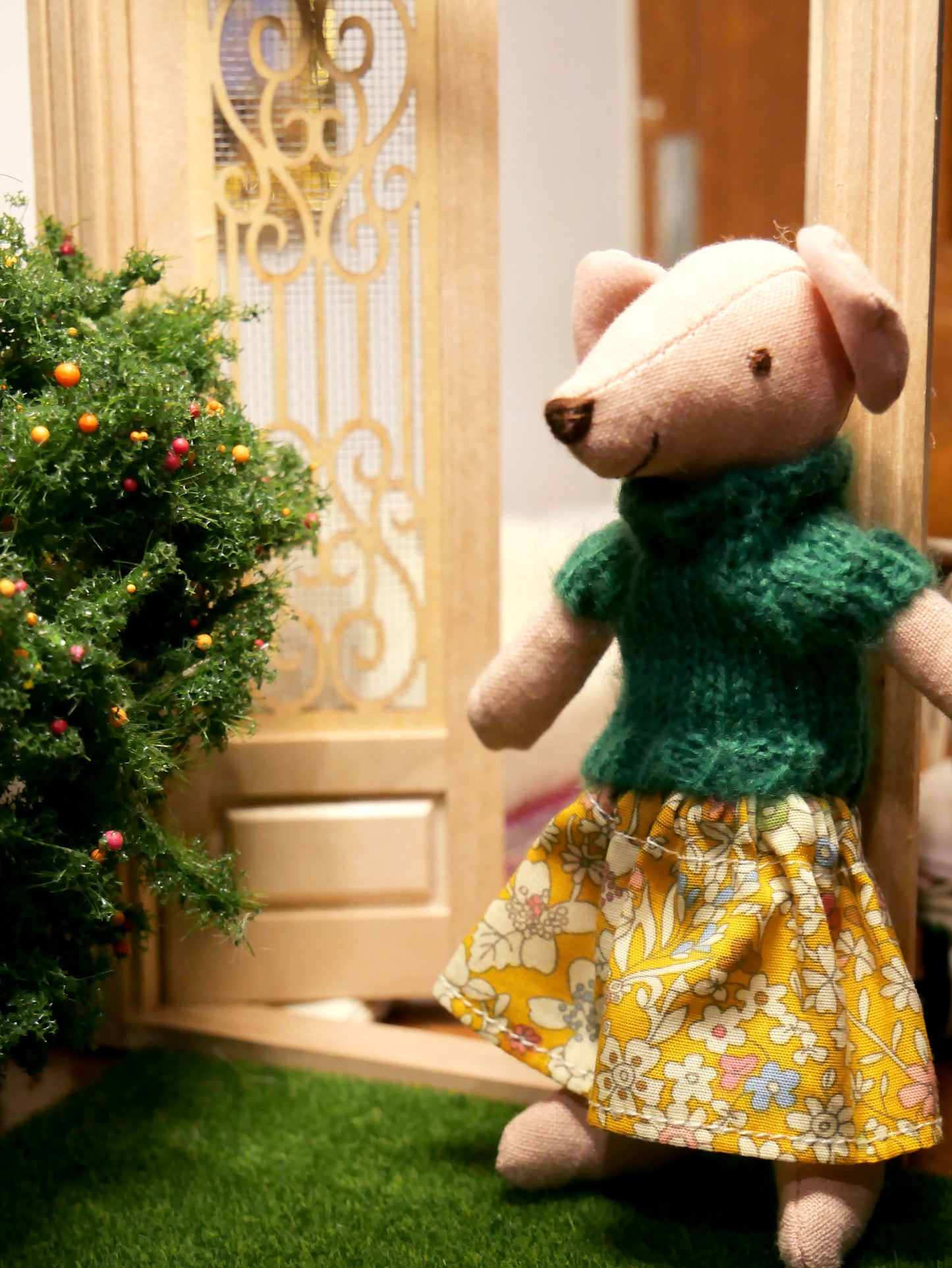 Pelytė Hana su geltonu sijonu