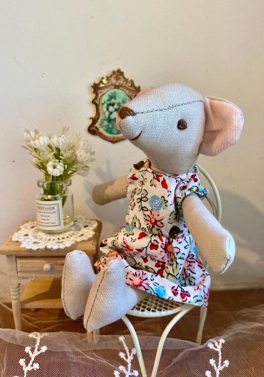 Teta Pipirė su raudonų gėlyčių suknele