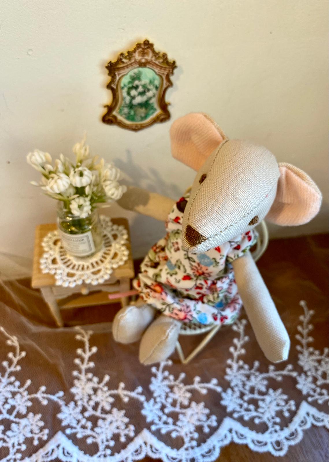 Teta Pipirė su raudonų gėlyčių suknele