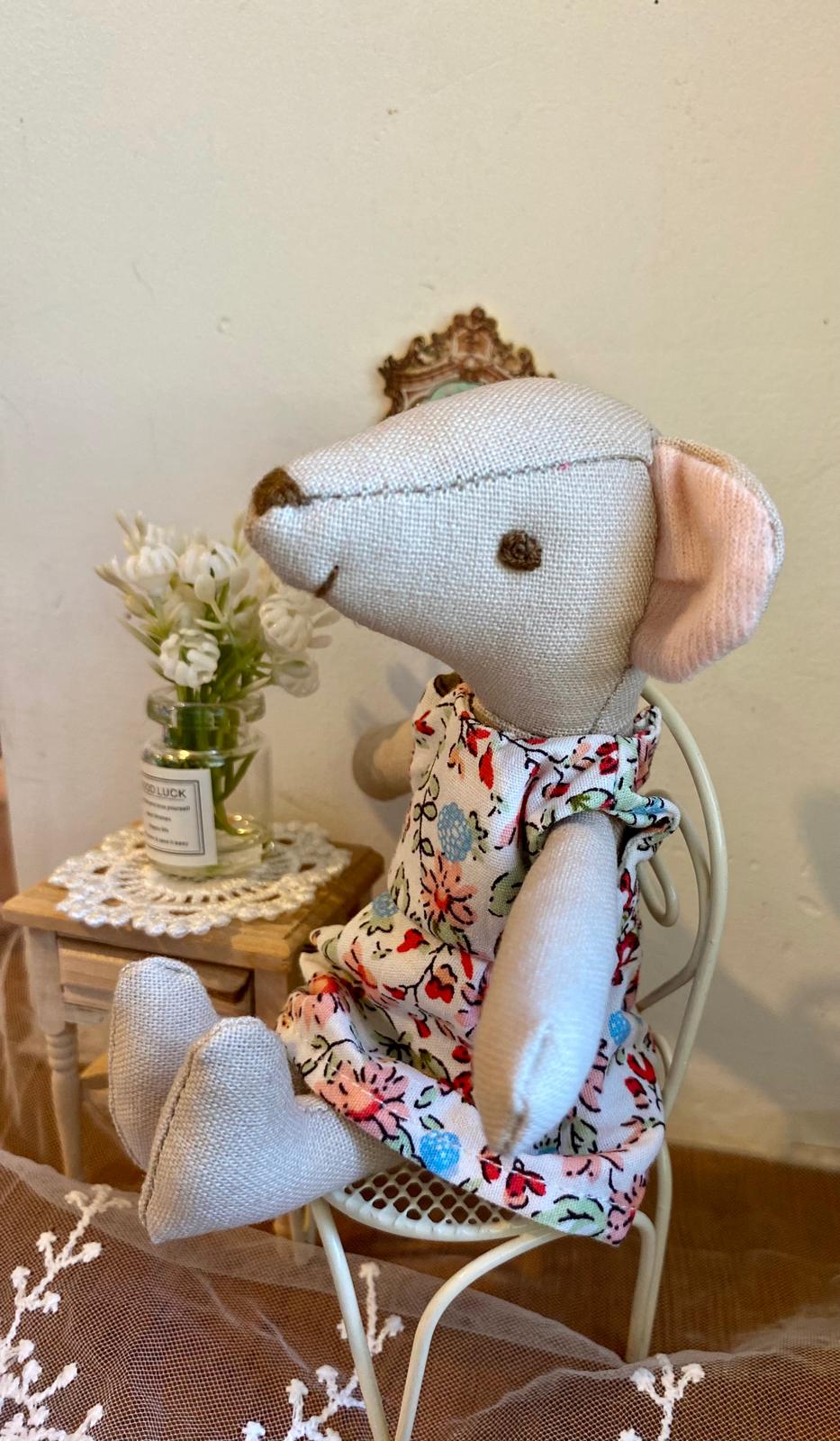 Teta Pipirė su raudonų gėlyčių suknele