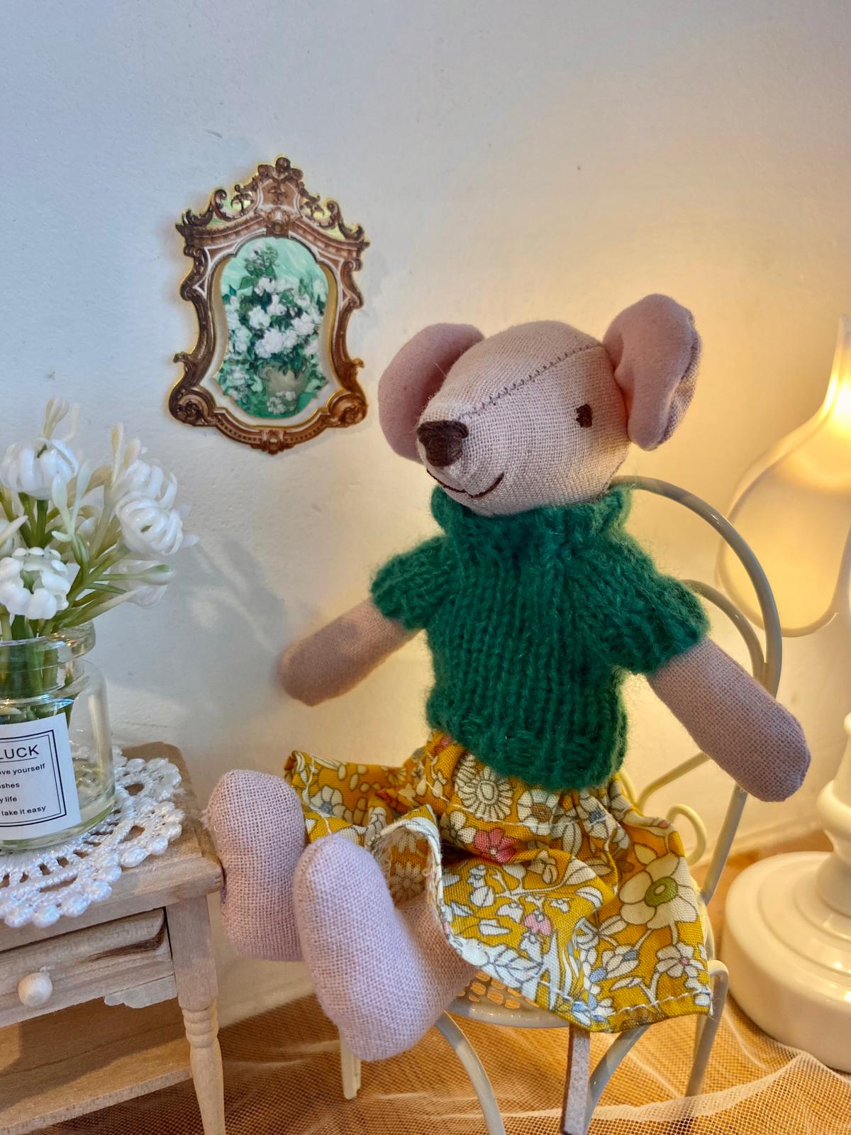 Pelytė Hana su geltonu sijonu