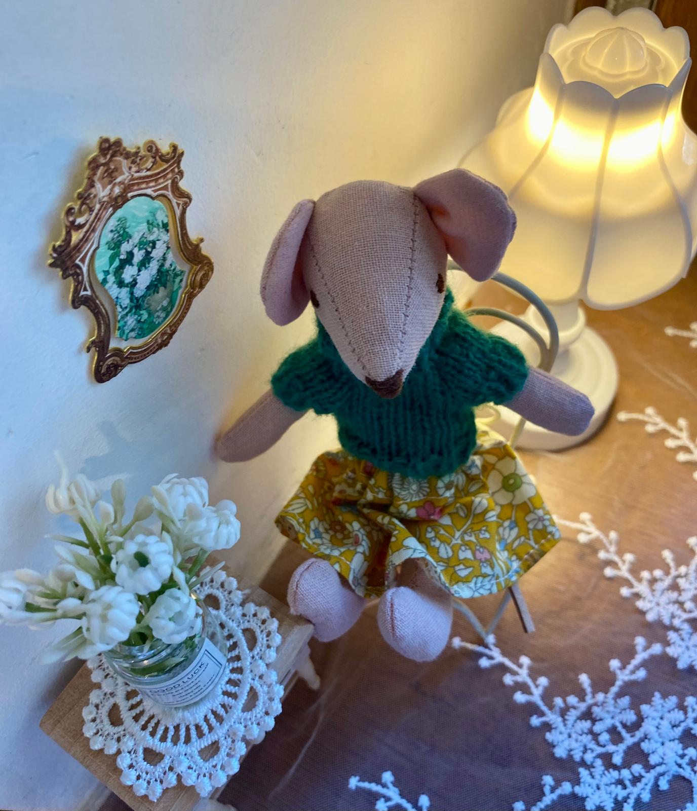 Pelytė Hana su geltonu sijonu